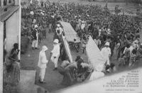 Voyage du Ministre des colonies à la Côte d'Afrique. Dahomey - Arrivée à la Résidence d'Allada – Il s’agit du déplacement du ministre Milliès-Lacroix qui s’embarqua le 13 avril 1908 à Lisbonne sur un navire des Messageries Maritimes. Le voyage du ministre, qui visita successivement le Sénégal, la Guinée française, la Côte d’Ivoire et le Dahomey fur couvert par le photographe Edmond Fortier de Dakar.