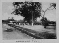 Bohicon (Dahomey), le marché – Bohicon, est une ville carrefour sur la route principale et le chemin de fer Cotonou-Parakou, proche d’Abomey. Son marché est célèbre dans le pays, notamment pour les moutons.