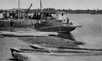 Cotonou, débarcadère lagune - cliché Franck Kpade – Cotonou est reliée par voie lagunaire tous les deux jours à Abomey-Calavi et tous les cinq jours à Porto-Novo grâce à des pirogues de 10 à 20 t.