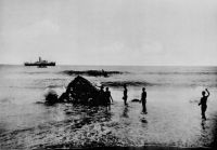 Dahomey, passage de la barre par une barque - Photo éditée par l'Agence économique de l'AOF.