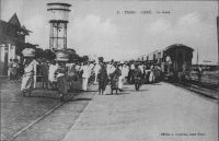 Lomé, un train en gare – « À compter de 1904, trois voies ferrées furent construites à partir de Lomé, disposées radialement dans trois directions différentes. La première, la ligne côtière Lomé-Anécho, fut ouverte au trafic en juin 1905. Suivit en janvier 1907 la ligne du nord-ouest en direction de Kpalimé à 125 km, puis la ligne du nord, vers Atakpamé, longue de 162 km, qui fut mise en service le 1er avril 1911. Cette performance technique, réalisée en l’espace de dix années à peine, mérite d’autant plus d’être reconnue comme un exploit si on la compare en particulier aux constructions de voies ferrées effectuées sous le mandat français qui, en plus de vingt cinq ans, n’a pu prolonger la ligne nord que de 113 km, jusqu’à Blita. » Deutsche Architektur in Togo 1884 – 1914, Wolfgang Lauber, éditions Karl Kramer Verlag, Stuttgart, 1993.