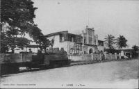 Lomé, un train passant devant la Poste (ancienne poste) 