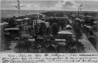 Lomé, vue vers l'ouest, photo F. F. Olympio – Fabriano Francisco Olympio, commerçant et photographe à Lomé, est l’un des fils de Francisco Olympio (le fondateur de la branche afro-brésilienne de la famille, né en 1833 à Bahia et arrivé sur la côte ouest africaine dans les années 1850) et le frère d’Octaviano Olympio, lui-même père de Sylvanus Olympio, le premier président du Togo indépendant. Ayant quitté le Togo au début du XXème  siècle pour le Cameroun, Fabriano Francisco revint ensuite à Lomé ou il devait mourir en 1910. Carte postée en 1904.