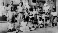 Lomé, l'école ménagère - carte éditée par les Soeurs missionnaires de Notre-Dame des Apôtres, Vénissieux  – L’école professionnelle de Lomé est construite par la mission catholique entre 1906 et 1912 comme centre de production et de formation (mécanique, couture, menuiserie, imprimerie…). Elle a formé des générations de bons artisans pour tout le pays.