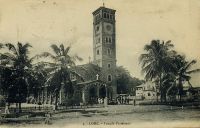 Lomé, le temple protestant – carte postale postée en 1935 – Le temple évangélique est réalisé en 1906-1907 par la Société des Missions d’Allemagne du Nord. Il reste encore actuellement le cœur de l’Eglise évangélique du Togo.  Deutsche Architektur in Togo 1884 – 1914, Wolfgang Lauber, éditions Karl Kramer Verlag, Stuttgart, 1993.
