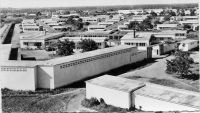 Lomé, vue générale de l'hôpital de Tokoin  - Le CHU de Lomé Tokoin remplace à partir de 1954 l’hôpital Reine-Charlotte de Lomé, principal établissement hospitalier du Togo depuis son ouverture en 1909. L'architecte de l'hôpital de Tokoin, Henri Crouzat, est également à l'origine du plan d'urbanisme de Lomé datant de 1948. Il reste cependant plus connu pour ses romans Azizah de Niamkoko, oeuvre régionale décrivant le Togo colonial et L'île du bout du monde porté à l'écran en 1958.