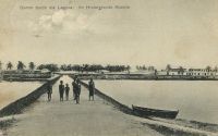 Anécho, damm durch die laguna - Barrage sur la lagune. Anécho, aussi connu comme Petit-Popo connaît la présence permanente de commerçants allemands et français dès 1872.