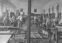 Lomé, apprentis menuisiers à l'école des missions de Lyon – L’école professionnelle de Lomé est construite par la mission catholique entre 1906 et 1912 comme centre de production et de formation (mécanique, couture, menuiserie, imprimerie…). Elle a formé des générations de bons artisans pour tout le pays.