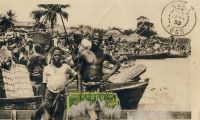 Cotonou, marché lagunaire - Cotonou est reliée par voie lagunaire tous les deux jours à Abomey-Calavi et tous les cinq jours à Porto-Novo grâce à des pirogues de 10 à 20 t.