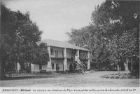 Athlémé, la mission ou résidence du Père, trois petites salles au rez-de-chaussé, autant au premier – Athiémé est le chef-lieu du cercle du même nom qui compte, en 1948, une population de 212 662 Africains et 37 Européens. Athiémé est relié à Cotonou grâce à une flottille de barques à fond plat sur le Lac d’Athiémé assurant le transport des produits vers la gare de Segboroué. 
