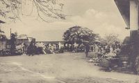 Porto Novo, un coin du marché. - Porto Novo, maison européenne. - La ville de Porto-Novo est le chef-lieu du cercle du même nom et le lieu de résidence, avec Cotonou, du Gouverneur général de la colonie. Le cercle compte en 1947 une population de 500 Européens et 324 817 Africains. A cette époque, la ville est reliée deux fois par semaine à Cotonou et à Lagos (Nigeria) par la voie lagunaire  grâce à des pirogues de 10 à 20 t, et quotidiennement à Cotonou par le train. Source : Guid’AOF – édition 1948.