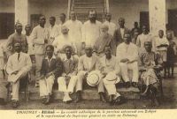 Athlémé, le comité catholique de la province entourant son évêque et le représentant du supérieur général en visite au Dahomey .