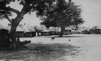 Cercle de Sokodé, village de Paratau – Situé à 8 km de Sokodé, le village de Paratau (aussi écrit Parato) compte 2450 habitants en 1948, et dispose d’une école rurale.