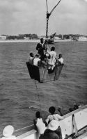 Lomé, embarquement sur un navire en rade - Le fameux panier. Correspondance au verso adressée à Mademoiselle et M. Joseph, Paris 10 ème : 