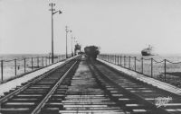 Lomé, le wharf – il s’agit du wharf français, construit  entre juin 1925 et juin 1928. Sa structure plus légère et son orientation perpendiculaire à la barre (et non plus à la plage comme c’était le cas pour le wharf allemand), offrant peu de résistance aux vagues, en font un édifice solide. Il a une capacité quotidienne de 700 t. (le double du wharf allemand), et Lomé ayant été électrifiée en 1926, il peut fonctionner de nuit.