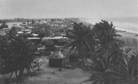 Vue générale d'Anécho - entre mer et lagune – Photo éditée par l’Agence économique des territoires africains sous mandat. Anécho, aussi appelée Petit-Popo, connaît la présence permanente de commerçants allemands et français dès 1872. La pression des autorités anglaises de la Gold Coast, qui voient d’un mauvaise œil cette concurrence proche de la contrebande, et la lutte pour le pouvoir des familles de notables locaux est tranchée par l’intervention de la canonnière la Möwe.A son bord se trouvait Gustav Nachtigal, qui signa avec les chefs et notables de Bè-Togo le traité qui donna naissance au territoire. Anécho fut la capitale du Togo allemand entre 1893 et 1897, succédant à Baguida qui l’était depuis la signature du traité de protectorat en 1884.