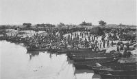 Le marché d'Aklakou - centre de production de palmiers à huile - Photo éditée par l’Agence économique des territoires africains sous mandat. 