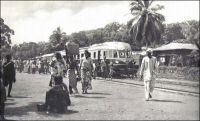 Atakpamé, un autorail en gare d'Atakpamé, vers 1955 - « À compter de 1904, trois voies ferrées furent construites à partir de Lomé, disposées radialement dans trois directions différentes. La première, la ligne côtière Lomé-Anécho, fut ouverte au trafic en juin 1905. Suivit en janvier 1907 la ligne du nord-ouest en direction de Kpalimé à 125 km, puis la ligne du nord, vers Atakpamé, longue de 162 km, qui fut mise en service le 1er avril 1911. Cette performance technique, réalisée en l’espace de dix années à peine, mérite d’autant plus d’être reconnue comme un exploit si on la compare en particulier aux constructions de voies ferrées effectuées sous le mandat français qui, en plus de vingt cinq ans, n’a pu prolonger la ligne nord que de 113 km, jusqu’à Blita. » Deutsche Architektur in Togo 1884 – 1914, Wolfgang Lauber, éditions Karl Kramer Verlag, Stuttgart, 1993.