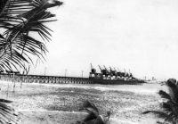 Lomé, le wharf – Photo publiée en 1962, mais elle doit dater d’avant 1954, époque à laquelle  le nombre de grues fut porté à 10, tandis que l’édifice était allongé de 50 m.