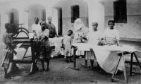 Lomé, l'école ménagère - carte éditée par les Soeurs missionnaires de Notre-Dame des Apôtres, Vénissieux.