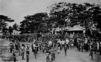 Lomé, la population noire au marché du bois.