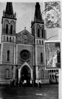 Lomé, la cathédrale – La cathédrale du Sacré Cœur de Lomé est un « important chef d’œuvre du frère Johannes inspiré de l’église de la maison-mère de la Société du Verbe Divin à Steyl. Construite en 1901-1902. Nef élargie par des galeries hautes en 1914. Toiture et flèche des clochers refaits en 1940. » Deutsche Architektur in Togo 1884 – 1914, Wolfgang Lauber, éditions Karl Kramer Verlag, Stuttgart, 1993.