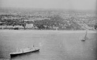 Lomé, vue du large en 1964 – Le wharf vit ses dernières années de service, la première pierre du port autonome de Lomé a été posée le 23 novembre 1962 par le président Sylvanus Olympio. Les nouvelles installations seront inaugurées en avril 1968.