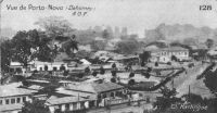 Vue de Porto Novo – La ville de Porto-Novo est le chef-lieu du cercle du même nom et le lieu de résidence, avec Cotonou, du Gouverneur général de la colonie. Le cercle compte en 1948 une population de 324 817 Africains et 500 Européens (Guid’AOF – édition 1948).